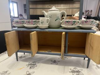 Credenza bambole anni '70 con set tè
