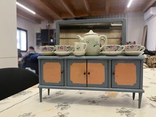 Credenza bambole anni '70 con set tè