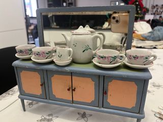 Credenza bambole anni '70 con set tè