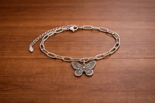 Pulsera plateada con mariposa