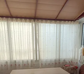 Cortinas de tela blancas con detalles florales