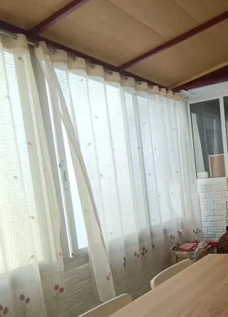 Cortinas de tela blancas con detalles florales