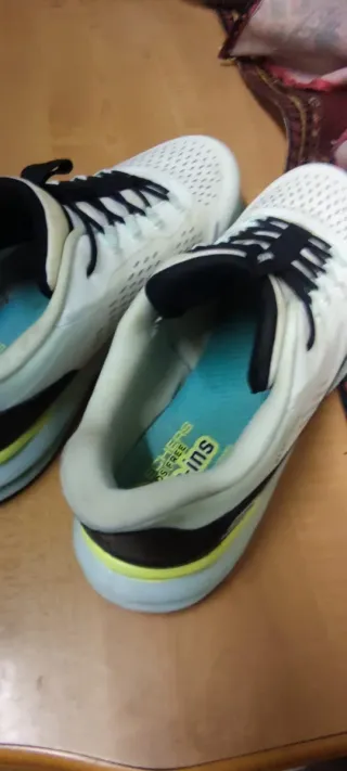 Zapatillas Skechers Blancas y Amarillas