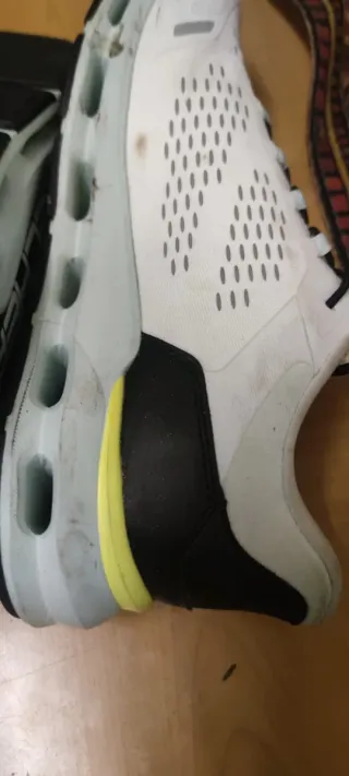 Zapatillas Skechers Blancas y Amarillas