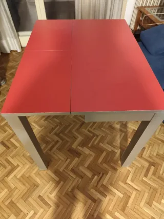 Mesa de cocina extensible gris y roja