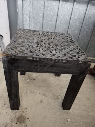 Mesa de madera tallada