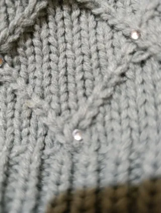 Gorro de punto gris con strass