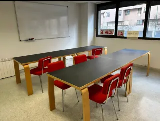 Material oficina, mamparas, mesas, sillas, pizarrs