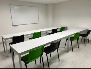 Material oficina, mamparas, mesas, sillas, pizarrs