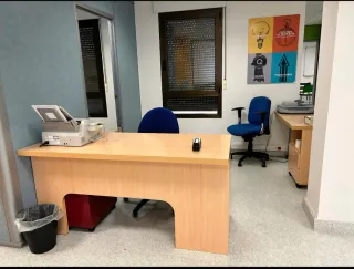 Material oficina, mamparas, mesas, sillas, pizarrs