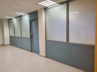 Material oficina, mamparas, mesas, sillas, pizarrs