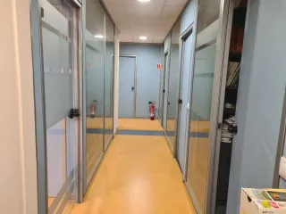 Material oficina, mamparas, mesas, sillas, pizarrs