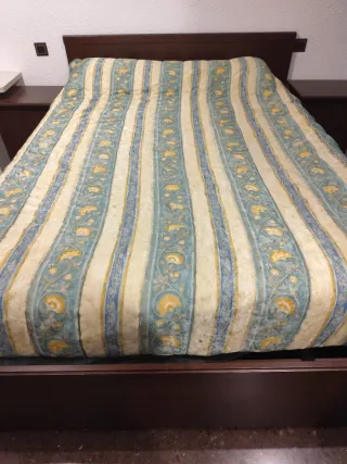 Dormitorio completo: canapé, colchón y mesillas.