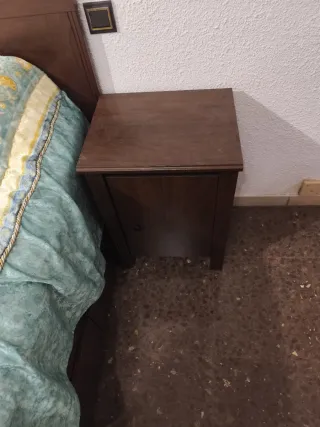 Dormitorio completo: canapé, colchón y mesillas.