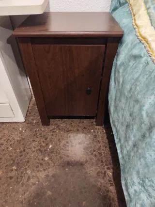 Dormitorio completo: canapé, colchón y mesillas.