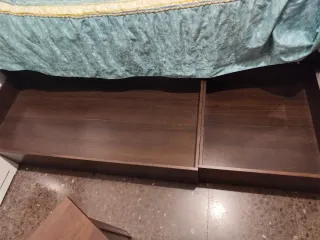 Dormitorio completo: canapé, colchón y mesillas.