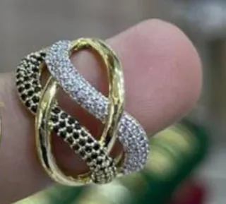 Anillo entrelazado oro y circonitas