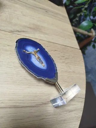 Cristo Ágata Azul Base Metacrilato