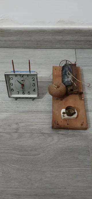 Reloj antiguo y timbre