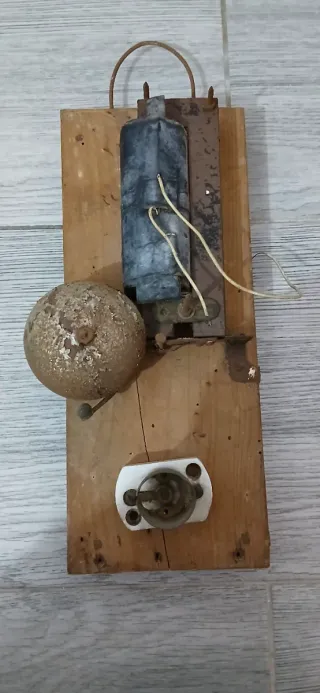 Reloj antiguo y timbre