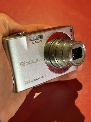 Cámara Casio plateada 10.1 MP