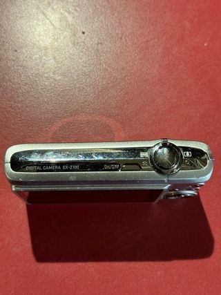 Cámara Casio plateada 10.1 MP