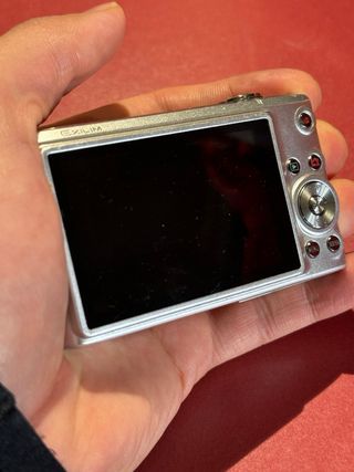 Cámara Casio plateada 10.1 MP