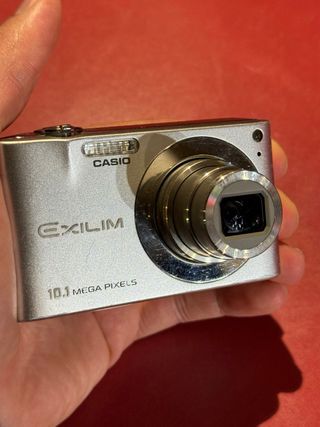 Cámara Casio plateada 10.1 MP