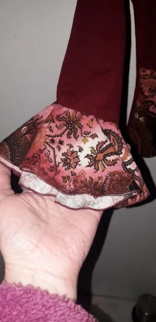 Top granate con estampado floral