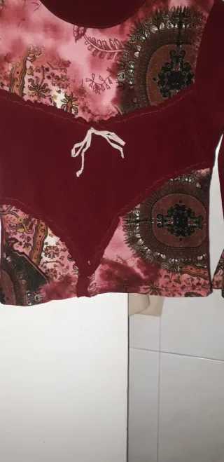 Top granate con estampado floral