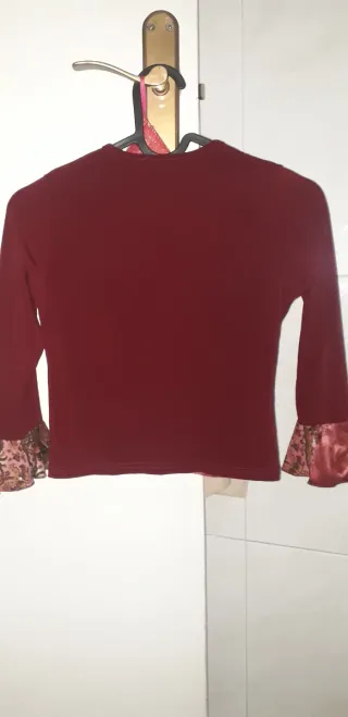 Top granate con estampado floral