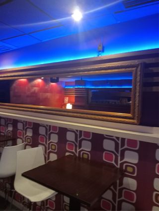 Espejo vintage con marco dorado.