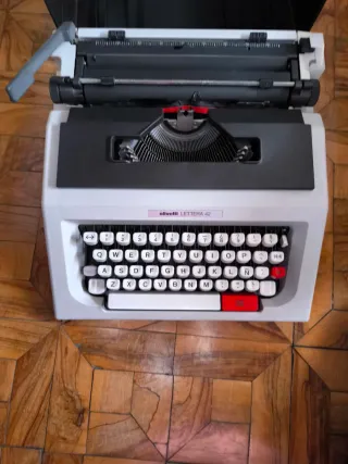 Máquina de escribir Olivetti Lettera 42