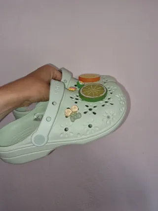 Crocs Verdes con Adornos