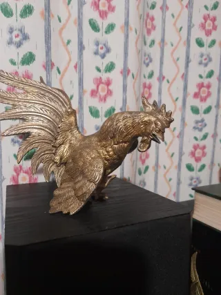 Figura de gallo de bronce