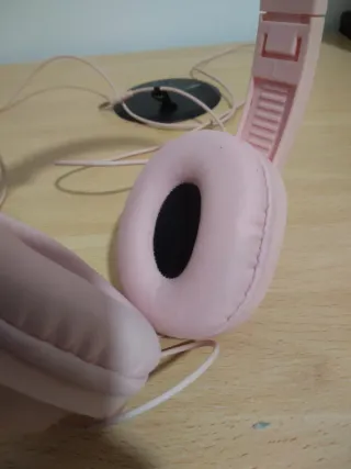 Auriculares rosas con cable