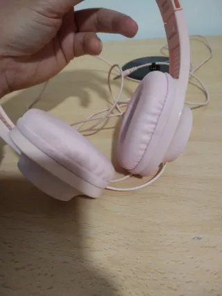 Auriculares rosas con cable