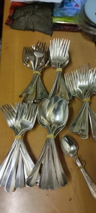 Cubiertos antiguos de metal plateado