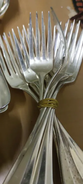 Cubiertos antiguos de metal plateado