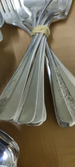 Cubiertos antiguos de metal plateado