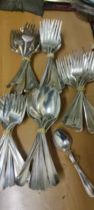 Cubiertos antiguos de metal plateado