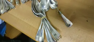 Cubiertos antiguos de metal plateado