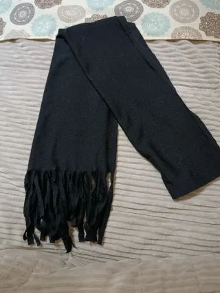 Bufanda negra con flecos