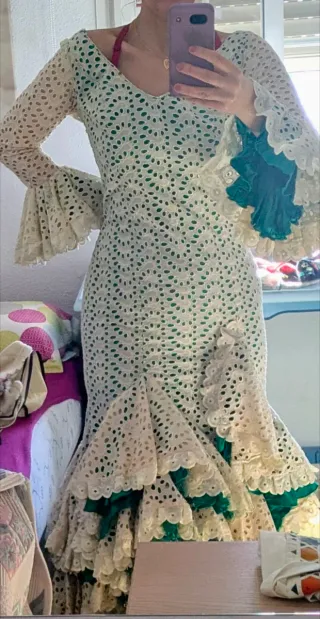 Traje de flamenca blanco y verde