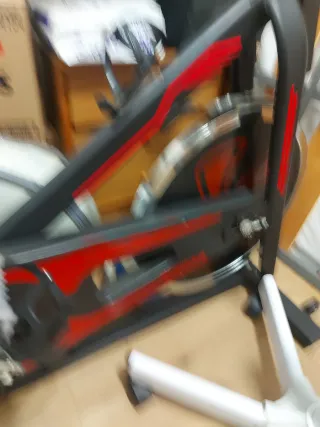 Bicicleta Estática Negra y Roja