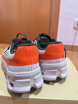 Zapatilla On Running Naranja/Blanco