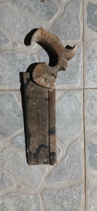 Sierra y serruchos antiguos