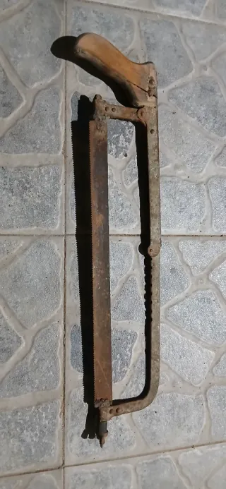 Sierra y serruchos antiguos