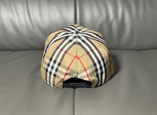Gorra Burberry Clásica Check con 'LOVE'