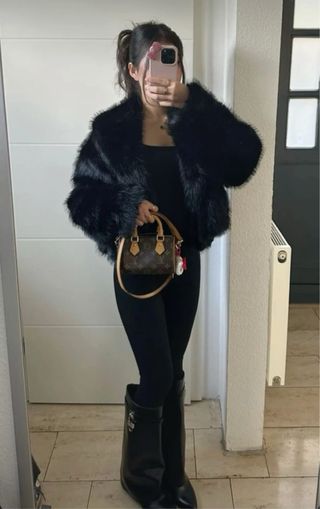 Chaqueta de pelo negra